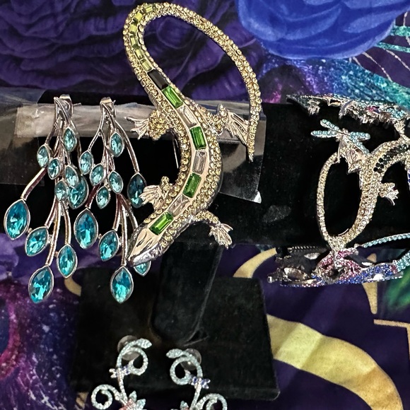 Sassy Jones Set: Necklace, 2 pairs of earrings, bracelet, brooch - Picture 3 of 10